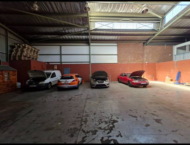 407M² WAREHOUSE TO LET IN JET PARK